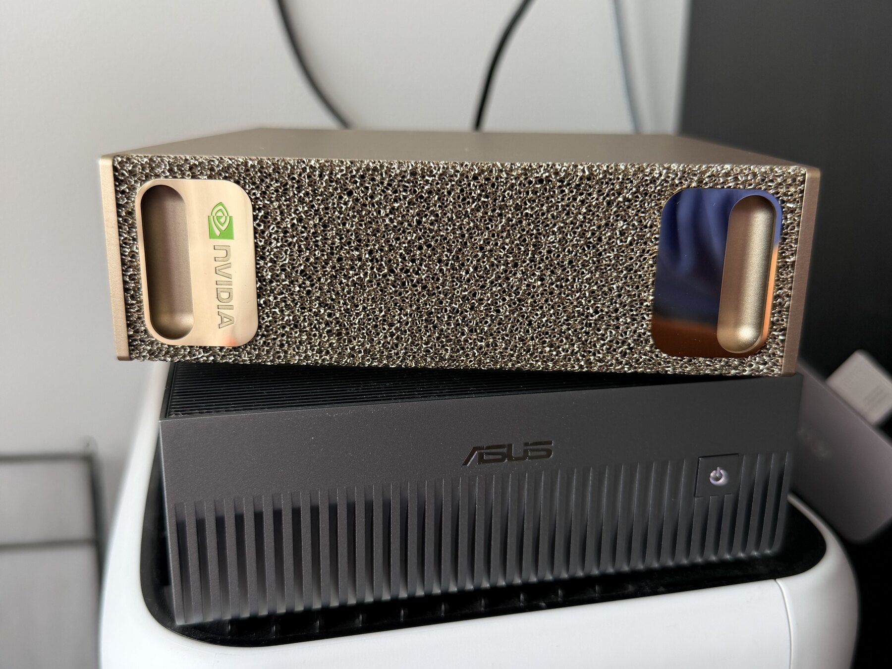 The physical two-node setup: an NVIDIA DGX Spark stacked above an ASUS Ascent GX10.